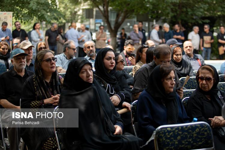 تصاویر مراسم تشییع پیکر بیژن اشتری تصاویر مراسم تشییع پیکر بیژن اشتری,عکس های مراسم تشییع جنازه بیژن اشتری,عکس هایی از هنرمندان در مراسم تشییع پیکر بیژن اشتری