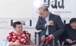 فیلم | سفیر ایران در ارمنستان خبرنگار رسانۀ دولتی آمریکا را بیرون کرد