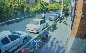 فیلم | موبایل‌قاپی جلوی سفارت فرانسه در تهران