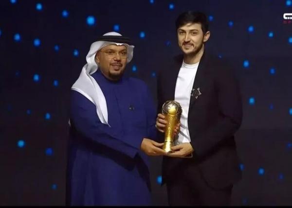 سردار آزمون,سردار آزمون برنده توپ طلای امارات