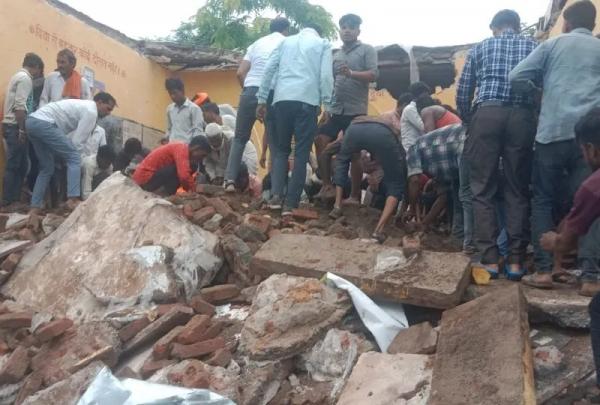 حوادث هند حوادث هند,فرو ریختن سقف مدرسه روی ۳۰ کودک در هند