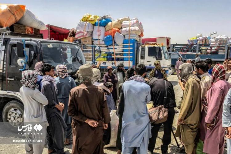 تصاویر افغانستانی ها در مرز,تصاویر انتقال اثاثیه اتباع افغانستانی,عکس‌ها از اسباب‌کشی مهاجران افغان