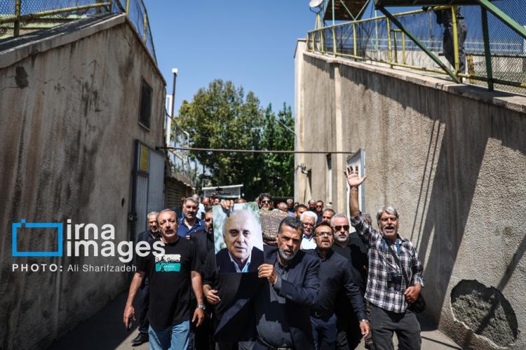 تصاویر تشییع پیکر داریوش مصطفوی,عکس های تشییع پیکر داریوش مصطفوی,تصاویر فوتبال دوستان در مراسم تشییع پیکر داریوش مصطفوی