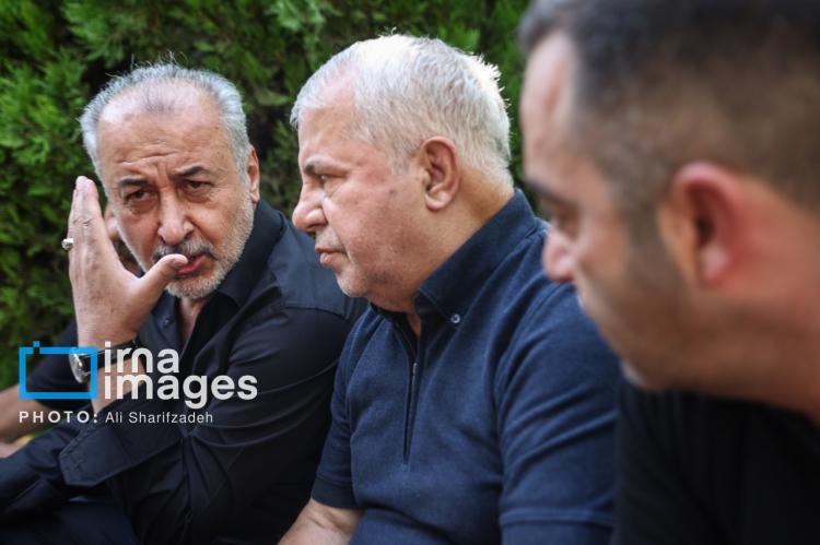 تصاویر تشییع پیکر داریوش مصطفوی,عکس های تشییع پیکر داریوش مصطفوی,تصاویر فوتبال دوستان در مراسم تشییع پیکر داریوش مصطفوی