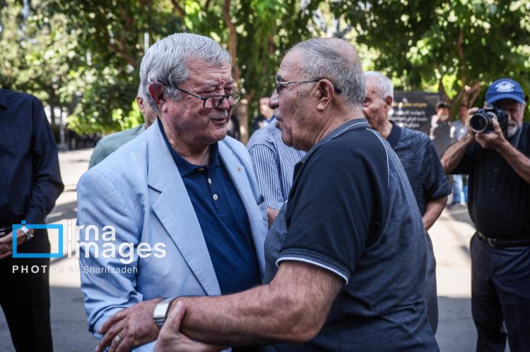 تصاویر تشییع پیکر داریوش مصطفوی,عکس های تشییع پیکر داریوش مصطفوی,تصاویر فوتبال دوستان در مراسم تشییع پیکر داریوش مصطفوی