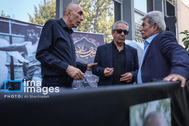 تصاویر تشییع پیکر داریوش مصطفوی,عکس های تشییع پیکر داریوش مصطفوی,تصاویر فوتبال دوستان در مراسم تشییع پیکر داریوش مصطفوی
