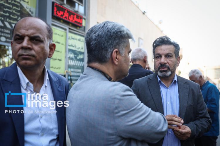تصاویر تشییع پیکر داریوش مصطفوی,عکس های تشییع پیکر داریوش مصطفوی,تصاویر فوتبال دوستان در مراسم تشییع پیکر داریوش مصطفوی