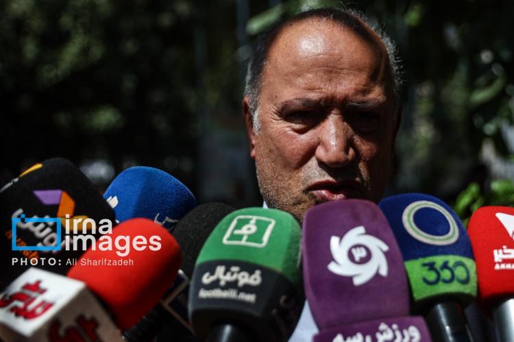 تصاویر تشییع پیکر داریوش مصطفوی,عکس های تشییع پیکر داریوش مصطفوی,تصاویر فوتبال دوستان در مراسم تشییع پیکر داریوش مصطفوی