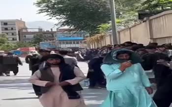فیلم | صف طولانی افغان‌ها جلوی سفارت ایران در کابل برای گرفتن گذرنامه و ورود قانونی به ایران
