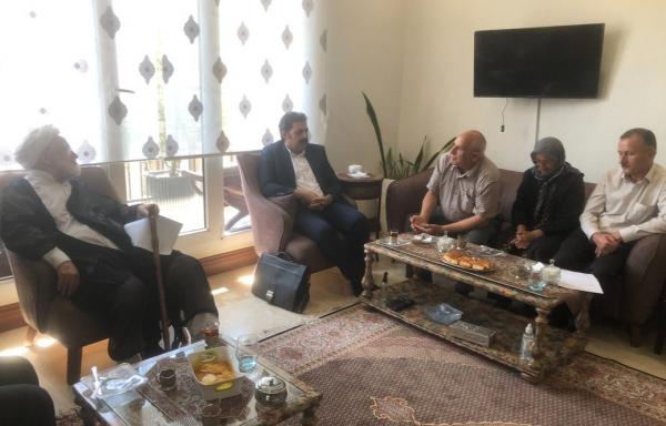 مهدی کروبی,دیدار مهدی کروبی با خانواده‌ پخشان عزیزی