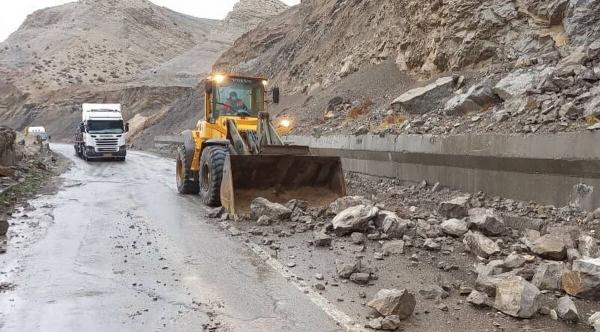 ریزش کوه در گرمسار ریزش کوه در گرمسار,حوادث گرمسار