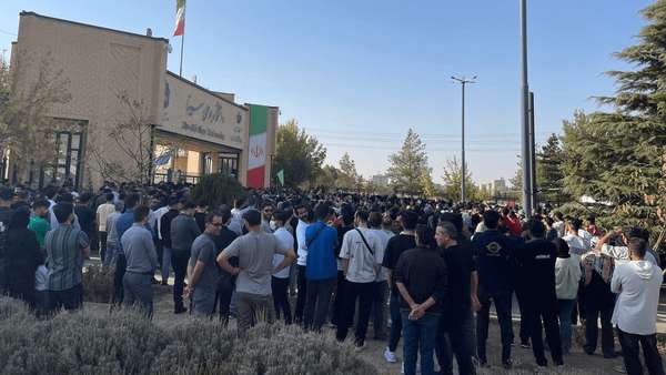تجمع دانشجویان در همدان,تجمع دانشجویان دانشگاه بو علی سینا همدان در پی مزاحمت و توهین دانشجوی عراقی به یکی از دختران دانشجو