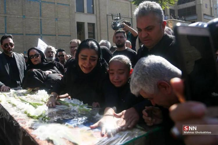 تصاویر تشییع پیکر محمد کاسبی تصاویر تشییع پیکر محمد کاسبی,عکس های تشییع جنازه محمد کاسبی,عکس زینب سلیمانی در مراسم تشییع پیکر محمد کاسبی