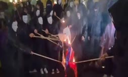 فیلم | آتش زدن پرچم روسیه توسط معترضان در گرجستان