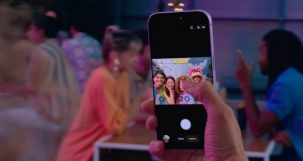 دوربین آیفون,دوربین سلفی ۲۴ مگاپیکسلی در تمامی مدل‌های سری آیفون ۱۸