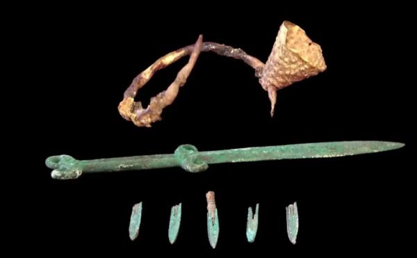 شمشیر,کشف شمشیر 2500 ساله در مقبرۀ باستانی یک جنگجو