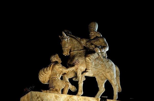 تندیس شاپور تندیس شاپور,گاف بزرگ تاریخی و هنری در رونمایی از تندیس شاپور ساسانی در میدان انقلاب