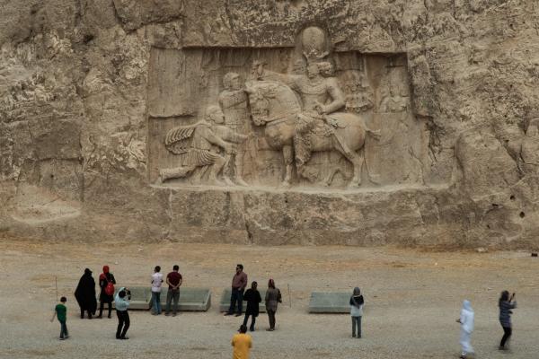 تندیس شاپور تندیس شاپور,گاف بزرگ تاریخی و هنری در رونمایی از تندیس شاپور ساسانی در میدان انقلاب