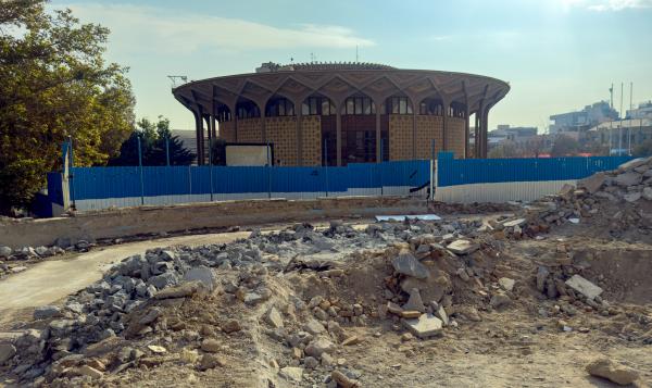 حوض تئاتر شهر حوض تئاتر شهر,مخاطرات و تخریبها در حریم تئاترشهر