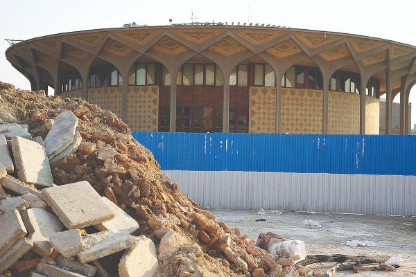 حوض تئاتر شهر حوض تئاتر شهر,مخاطرات و تخریبها در حریم تئاترشهر