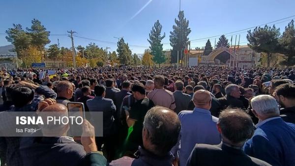 اعتراض مردم یاسوج اعتراض مردم یاسوج,تجمع مردم یاسوج مقابل استانداری در اعتراض به بی آبی و سدسازی