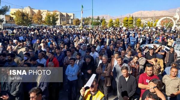 اعتراض مردم یاسوج اعتراض مردم یاسوج,تجمع مردم یاسوج مقابل استانداری در اعتراض به بی آبی و سدسازی