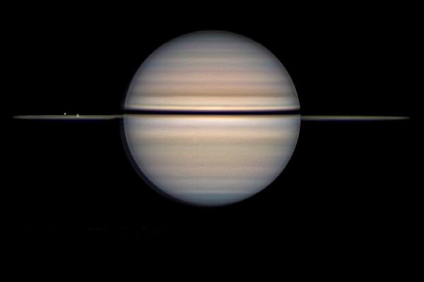 زحل زحل,عکس روز ناسا از گذر قمرهای یخی از برابر حلقههای زحل