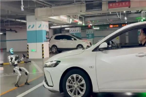 ربات انساننمای چینی ربات انساننمای چینی,کشیدن خودرو توسط ربات انساننمای چینی