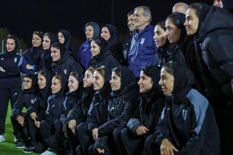 تصاویر دیدار پزشکیان با کادر فنی و بازیکنان تیم ملی در مرکز ملی فوتبال تصاویر دیدار پزشکیان با کادر فنی و بازیکنان تیم ملی در مرکز ملی فوتبال,عکس های پزشکیان و قلعه نویی,تصاویر پزشکیان در تمرین تیم ملی فوتبال