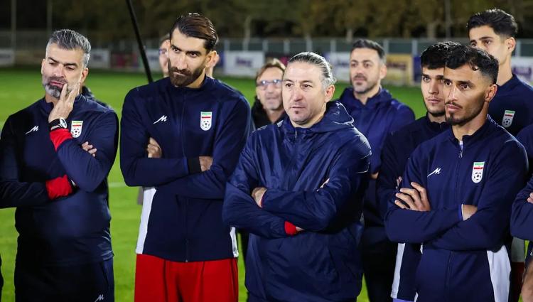 تصاویر دیدار پزشکیان با کادر فنی و بازیکنان تیم ملی در مرکز ملی فوتبال تصاویر دیدار پزشکیان با کادر فنی و بازیکنان تیم ملی در مرکز ملی فوتبال,عکس های پزشکیان و قلعه نویی,تصاویر پزشکیان در تمرین تیم ملی فوتبال