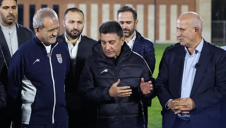 تصاویر دیدار پزشکیان با کادر فنی و بازیکنان تیم ملی در مرکز ملی فوتبال تصاویر دیدار پزشکیان با کادر فنی و بازیکنان تیم ملی در مرکز ملی فوتبال,عکس های پزشکیان و قلعه نویی,تصاویر پزشکیان در تمرین تیم ملی فوتبال