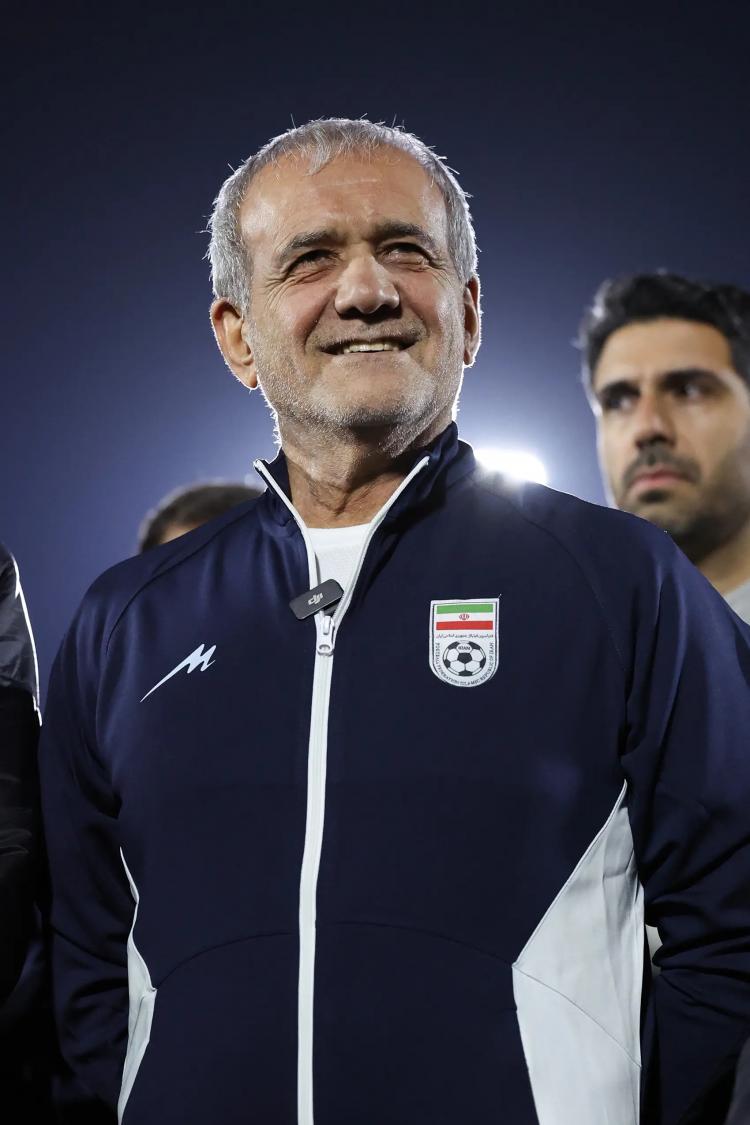 تصاویر دیدار پزشکیان با کادر فنی و بازیکنان تیم ملی در مرکز ملی فوتبال تصاویر دیدار پزشکیان با کادر فنی و بازیکنان تیم ملی در مرکز ملی فوتبال,عکس های پزشکیان و قلعه نویی,تصاویر پزشکیان در تمرین تیم ملی فوتبال