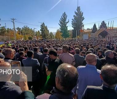 اعتراض مردم یاسوج,تجمع مردم یاسوج مقابل استانداری در اعتراض به بی آبی و سدسازی