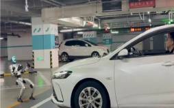 ربات انساننمای چینی یک خودروی ۱.۵ تنی را کشید ربات انساننمای چینی,کشیدن خودرو توسط ربات انساننمای چینی