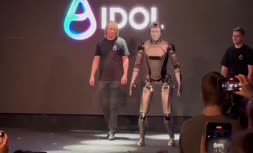 نخستین ربات انسان‌نمای روسیه زمین خورد و مشهور شد +فیلم