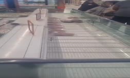 فیلم | جمع آوری فوری گوشت از قفسه‌ها توسط کارکنان فروشگاه پس از اعلام گرانی