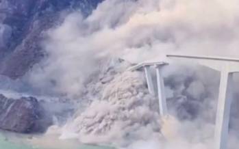 حوادث چین,ریزش پل تازه‌افتتاح‌شده در چین