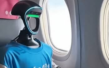 ربات انسان نما,اولین پرواز آزمایشی با ربات انسان‌نما