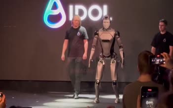 نخستین ربات انسان‌نمای روسیه زمین خورد و مشهور شد +فیلم