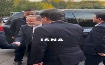 فیلم | ٰاختلاف بین دو محافظ عراقچی برای باز کردن درب در دانشگاه تبریز فیلم | ٰاختلاف بین دو محافظ عراقچی برای باز کردن درب در دانشگاه تبریز