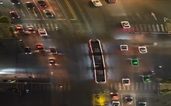 فیلم | رونمایی از اولین تراموای بدون ریل جهان؛ حرکت روی ریل‌های مجازی