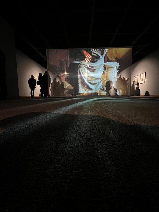 مراسم یادبود «واحد خاکدان» مراسم یادبود «واحد خاکدان», نقاشیهای عکسگونه