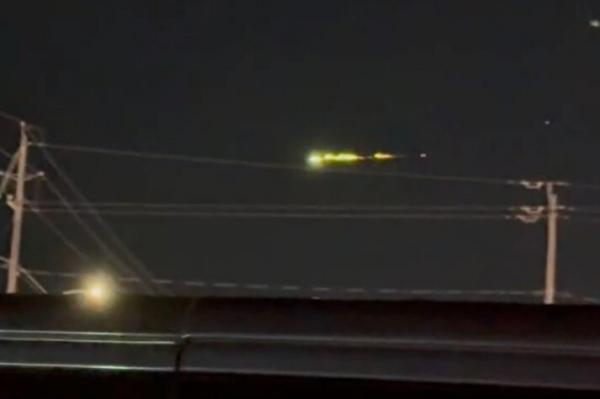 پدیدهای ناشناس در آسمان کانادا پدیدهای ناشناس در آسمان کانادا,مشاهده یک شی نورانی مرموز بر فراز کانادا