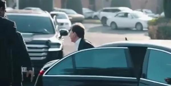 بابک زنجانی بابک زنجانی,بابک زنجانی سوار بر میباخ و اسکورت با لندکروزر در مراسم افتتاح شرکت جدیدش