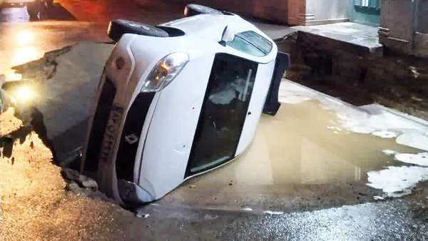 حوادث اصفهان,واژگونی خودرو به دنبال فرونشست خیابان در خمینی‌شهر اصفهان