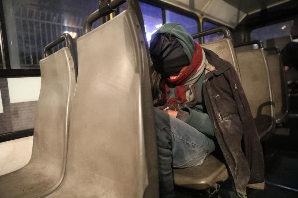 کارتن خواب در اتوبوس کارتن خواب در اتوبوس,کارتن خوابها بابت شب خوابی در اتوبوس