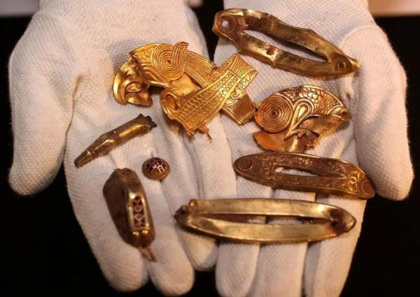 گنج 1400 سالۀ,کشف زیورآلات آنگلوساکسونی در انگلیس