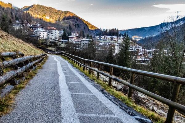 خورشید,عکس روز ناسا از خالکوبی خورشید روی جاده