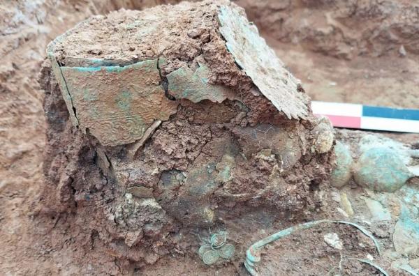 تاج وارونه,کشف جسد یک زن با تاج وارونه