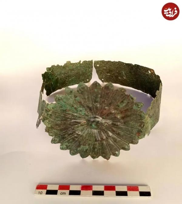 تاج وارونه,کشف جسد یک زن با تاج وارونه